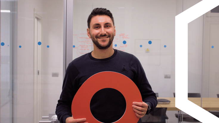 Foto di Flavio Sacca con logo di OT Consulting in mano